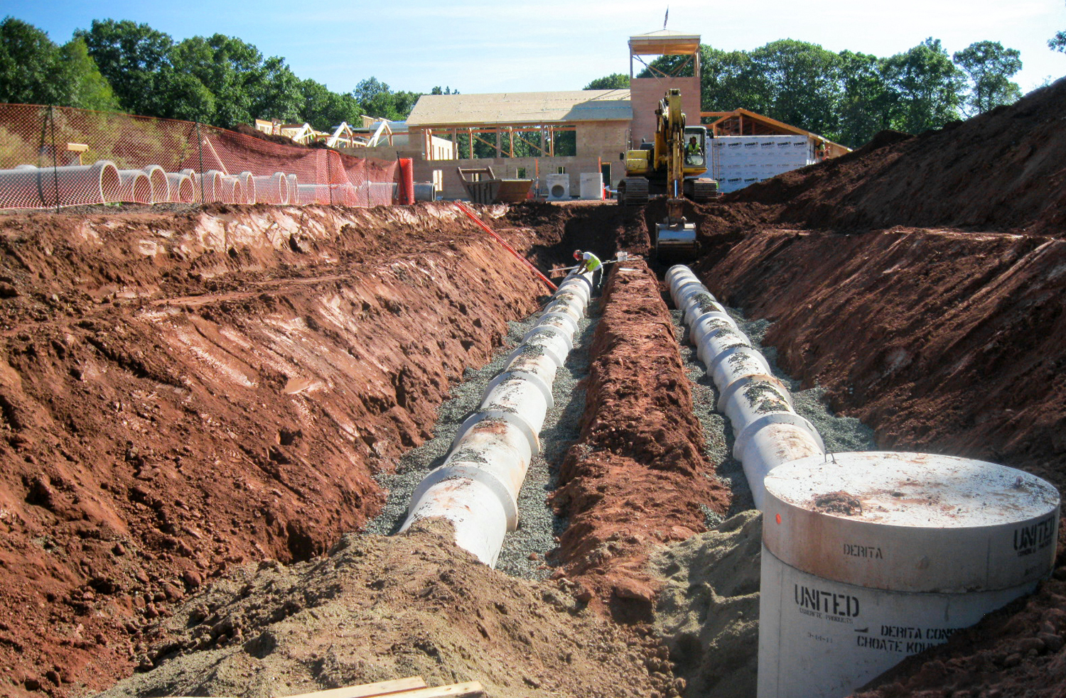 <p>The Kohler Center’s earth duct saves energy through ground energy transfer. Outside air for interior ventilation is preconditioned by the underground precast concrete duct system. The duct’s 10%–15% pre-tempering for outdoor air significantly reduces peak cooling and heating demands.</p>
